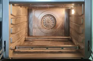 Intérieur du four : les produits décapants pour four contiennent souvent de la soude caustique. Cette substance est extrêmement corrosive pour certains métaux, notamment l'aluminium. (c) Labo Maison