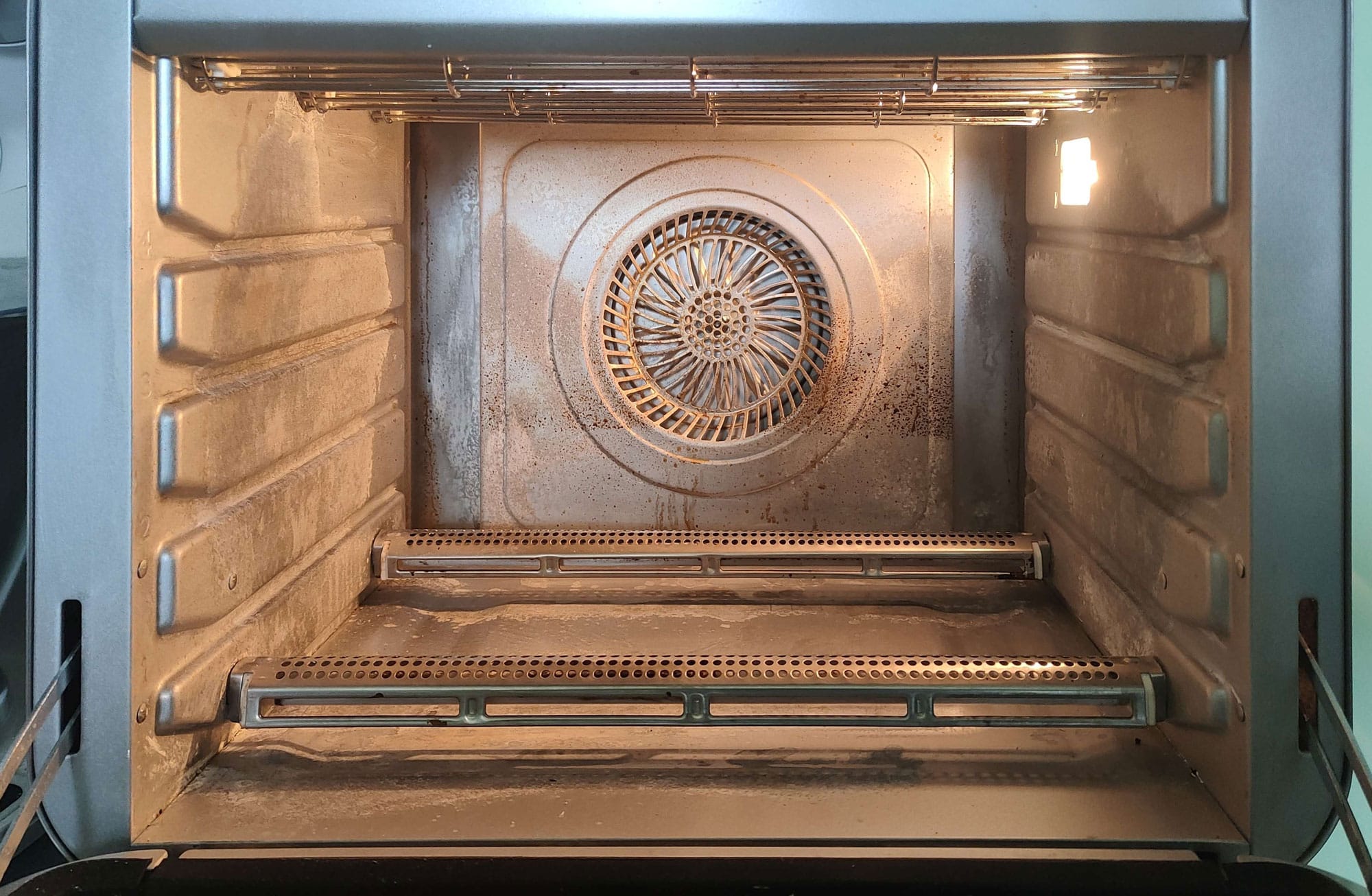 Intérieur du four : les produits décapants pour four contiennent souvent de la soude caustique. Cette substance est extrêmement corrosive pour certains métaux, notamment l'aluminium. (c) Labo Maison