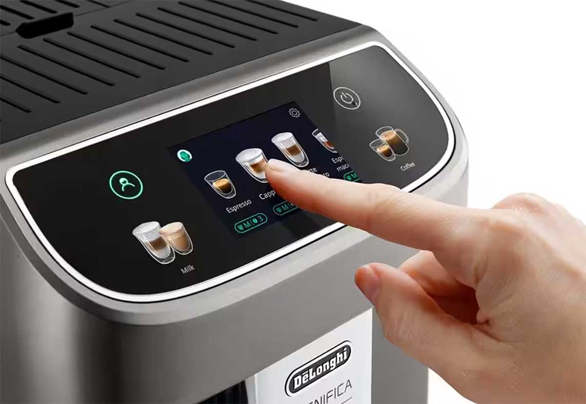 La Delonghi Magnifica Plus reprend l'écran tactile 3,5 pouces de la Rivelia.