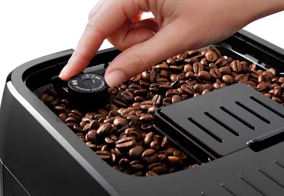La Delonghi Magnifica Plsu dispose d'un bac à grain d'une capacité de 250 gramme et propose 13 niveaux de réglage de la mouture.