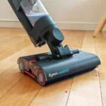 Après le passage du Dyson WashG1, le sol reste légèrement humide. Un court temps de séchage est nécessaire ensuite.