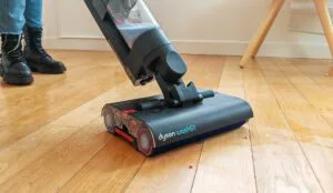 Après le passage du Dyson WashG1, le sol reste légèrement humide. Un court temps de séchage est nécessaire ensuite.