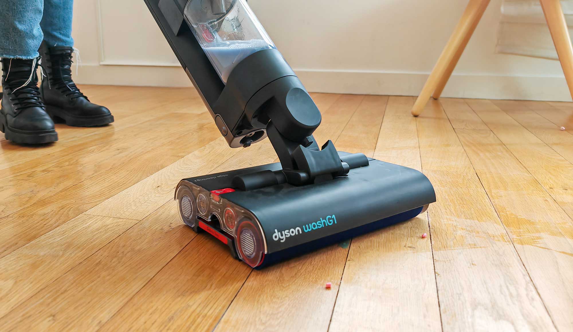 Après le passage du Dyson WashG1, le sol reste légèrement humide. Un court temps de séchage est nécessaire ensuite.