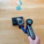 Le Dyson Wash G1 se distingue par sa légèreté avec seulement 4,8 kg.