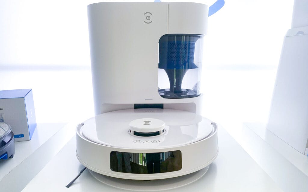 Un robot apirateur Ecovacs Deebot N20 Plus avec navigation intelligente, base aspirante et serpillière. (c) Labo Maison