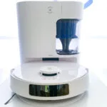 Un robot apirateur Ecovacs Deebot N20 Plus avec navigation intelligente, base aspirante et serpillière. (c) Labo Maison