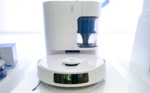 Un robot apirateur Ecovacs Deebot N20 Plus avec navigation intelligente, base aspirante et serpillière. (c) Labo Maison