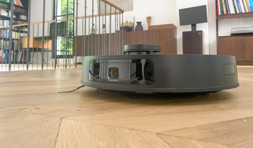 Le robot aspirateur laveur Ecovacs Deebot T30S. (c) Labo Maison