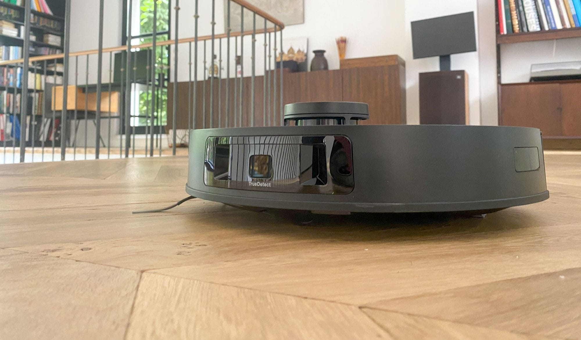 Le robot aspirateur laveur Ecovacs Deebot T30S. (c) Labo Maison