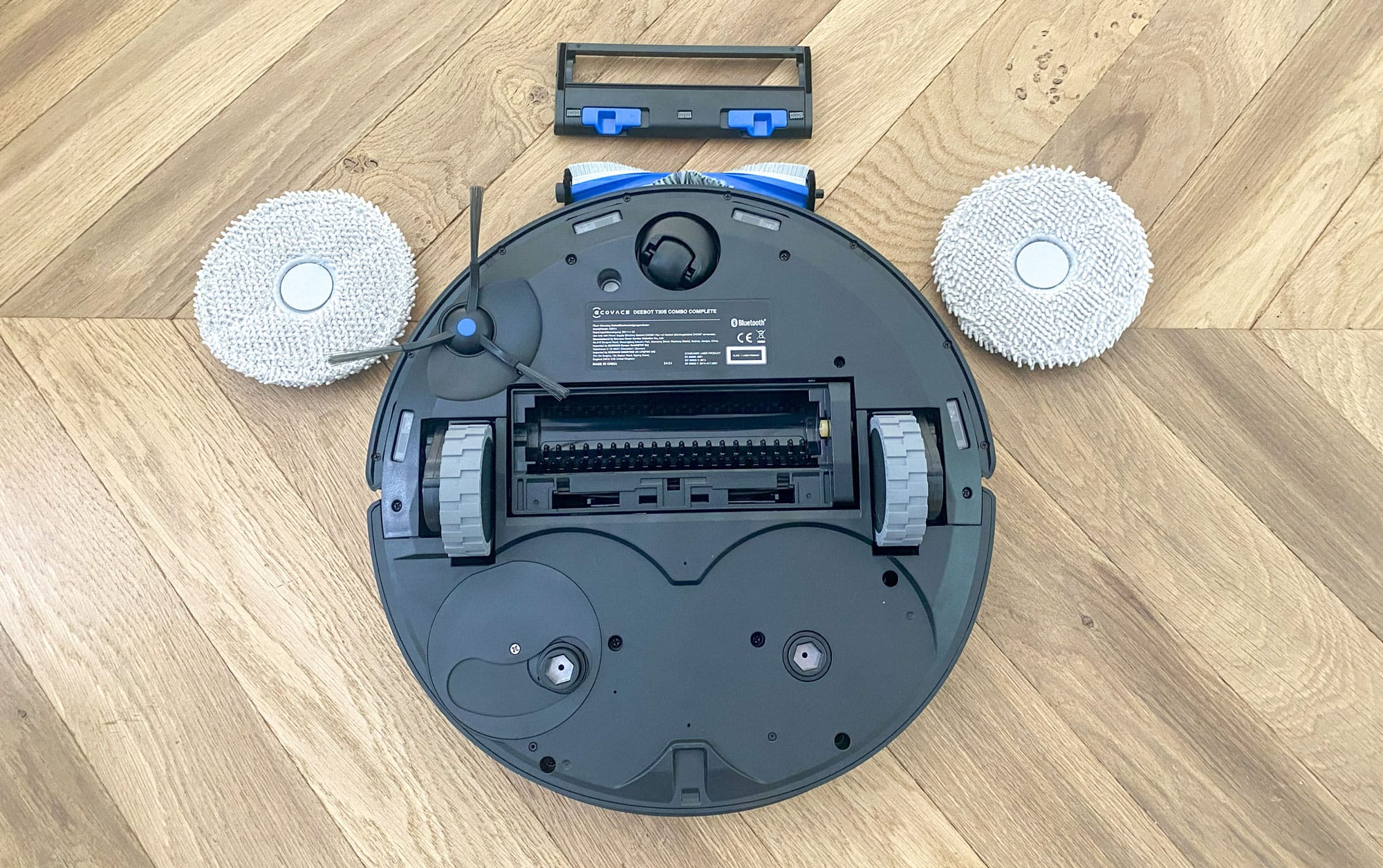 Le robot aspirateur laveur Ecovacs Deebot T30S est muni de deux serpillières rotatives et dispose d'une fonctionnalité pour nettoyer à 1 mm des bordures. (c) Labo Maison