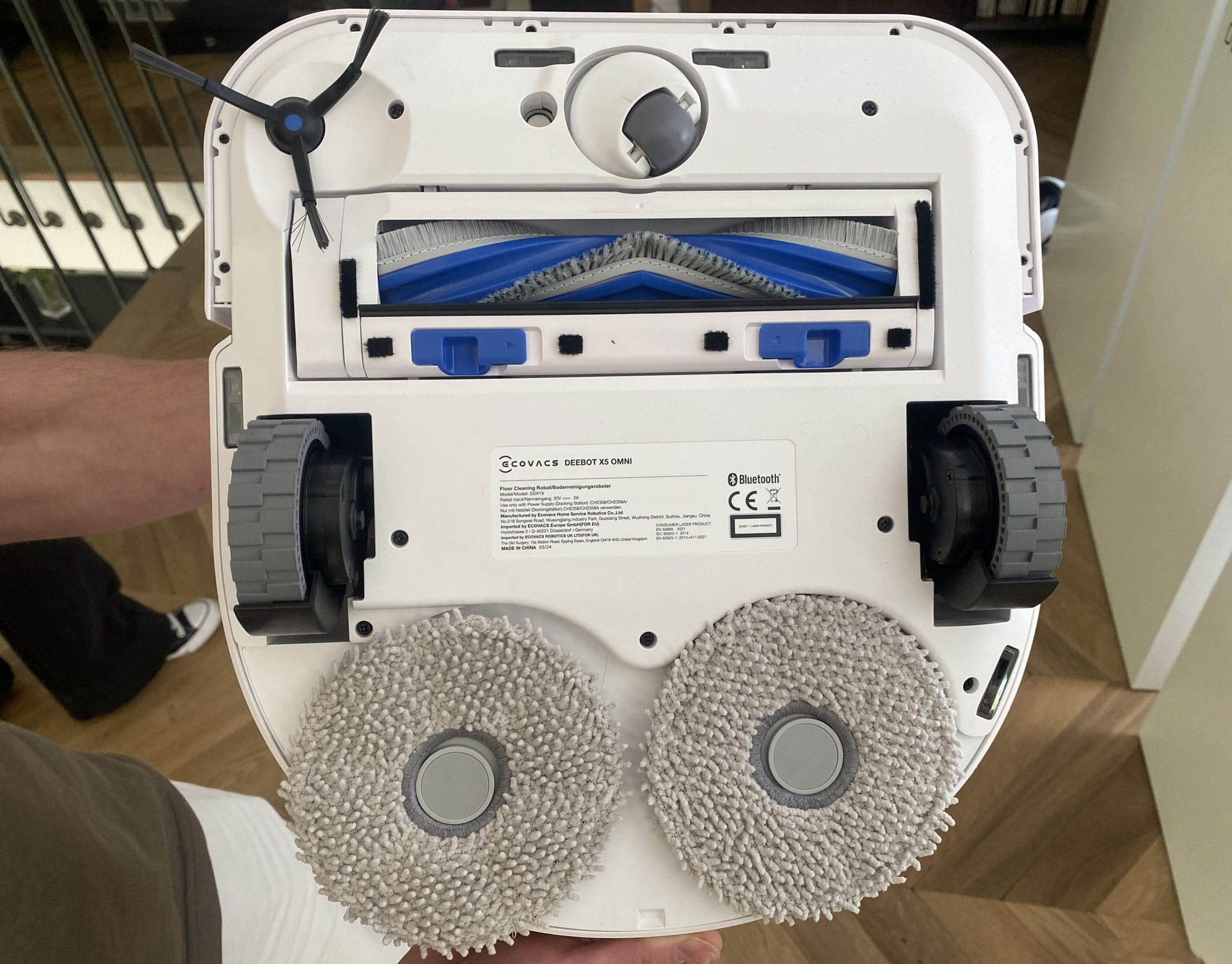 Le robot aspirateur laveur est équipé de serpillières rotative avec un système de déportation pour nettoyer à 1 mm des bordures. (c) LaboMaison
