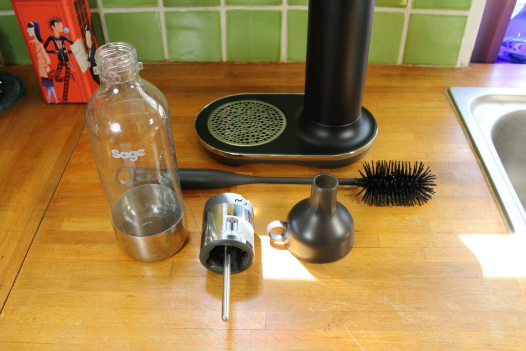 Machine à soda et eau gazeuse Sage InFizz Fusion avec son bouchon FusionCap et ses accessoires (c) Labo Maison