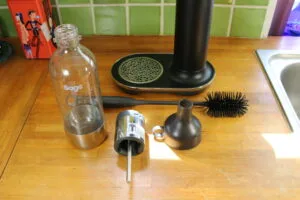 Machine à soda et eau gazeuse Sage InFizz Fusion avec son bouchon FusionCap et ses accessoires (c) Labo Maison