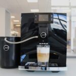 Machine à café à grain Jura C8 avec le pot à lait Cool Control (c) Labo Maison