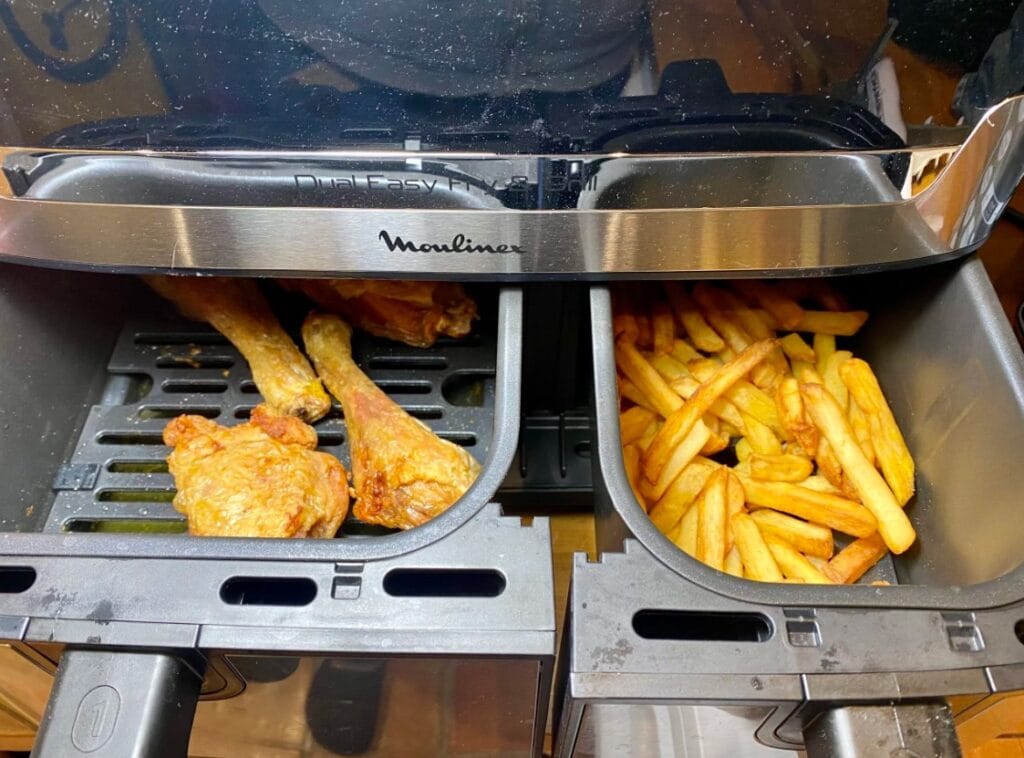 Moulinex Dual Easy Fry & Grill avec des cuisses de poulet dans le tiroir de 5,2 litres et des frites dans celui de 3,1 litres. (c) Labo Maison