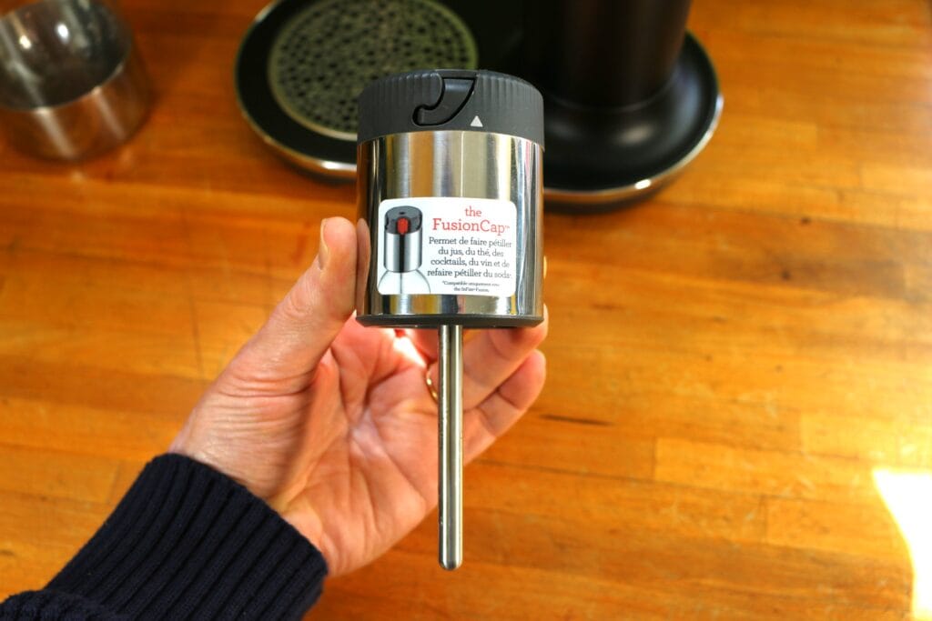 Machine à soda et eau gazeuse Sage InFizz Fusion avec son bouchon FusionCap (c) Labo Maison