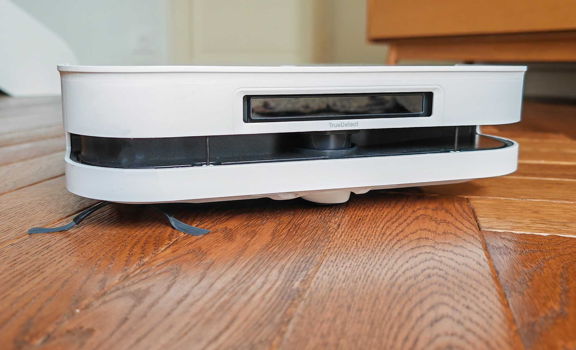 Pour naviguer le robot est équipé d'un télémètre laser à l’avant avec une vision à 181° couplé à la technologie TrueDetect 3D 3.0 qui utilise la “lumière structurée”. (c) Labo Maison