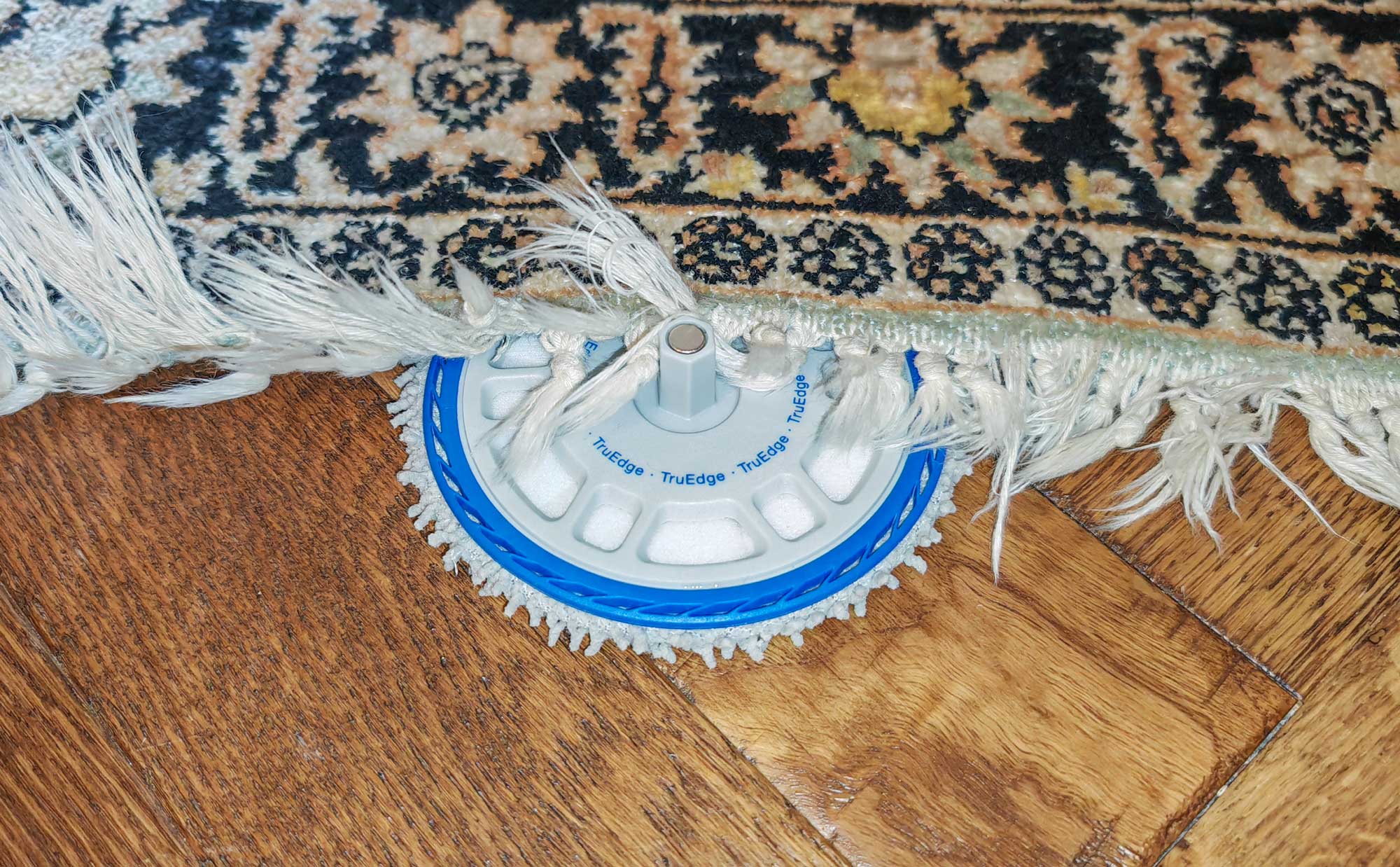 Les serpillières du robot ont tendance à s'accrocher dans les tapis ce qui l'immobilise par moment. (c) Labo maison
