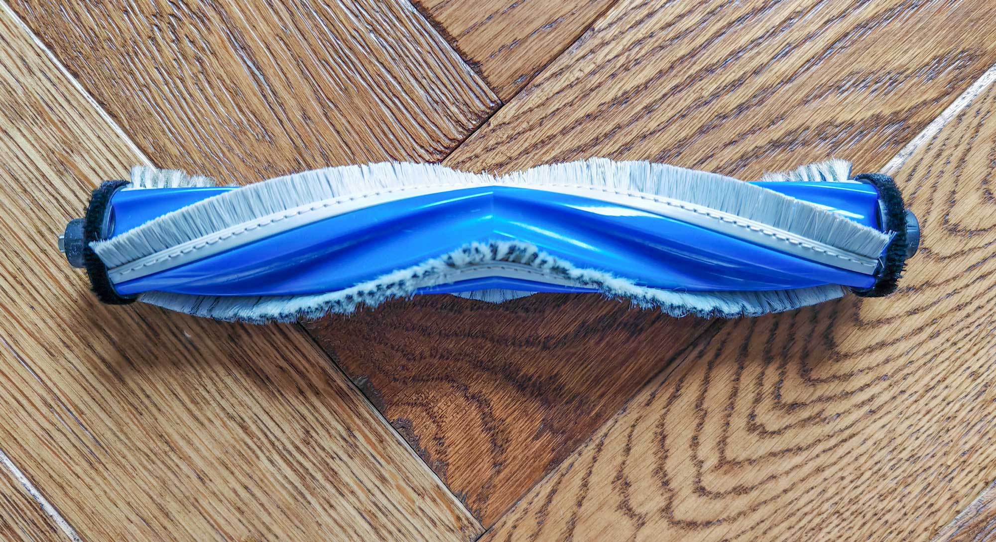 La brosse d'aspiration anti-enchevêtrement “ZeroTangle” est efficace. Aucun poil ni cheveux ne s'est retrouvé enroulé autour. (c) Labo Maison
