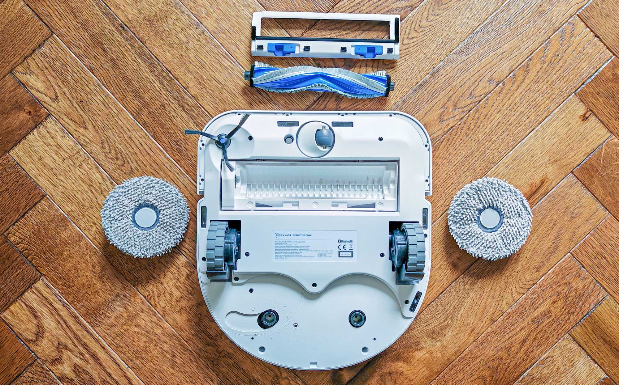 Brosse d'aspiration et serpillèraes rotatives du Ecovacs X5 Omni. (c) labo Maison