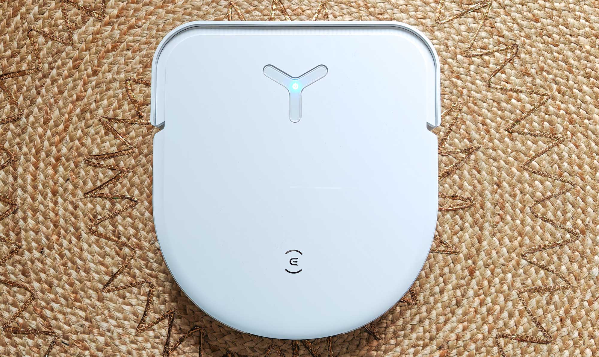 L'aspirateur robot Ecoavcs Deebot X5 Omni adopte un format en D, censé être plus efficace dans les coins. (c) labo Maison