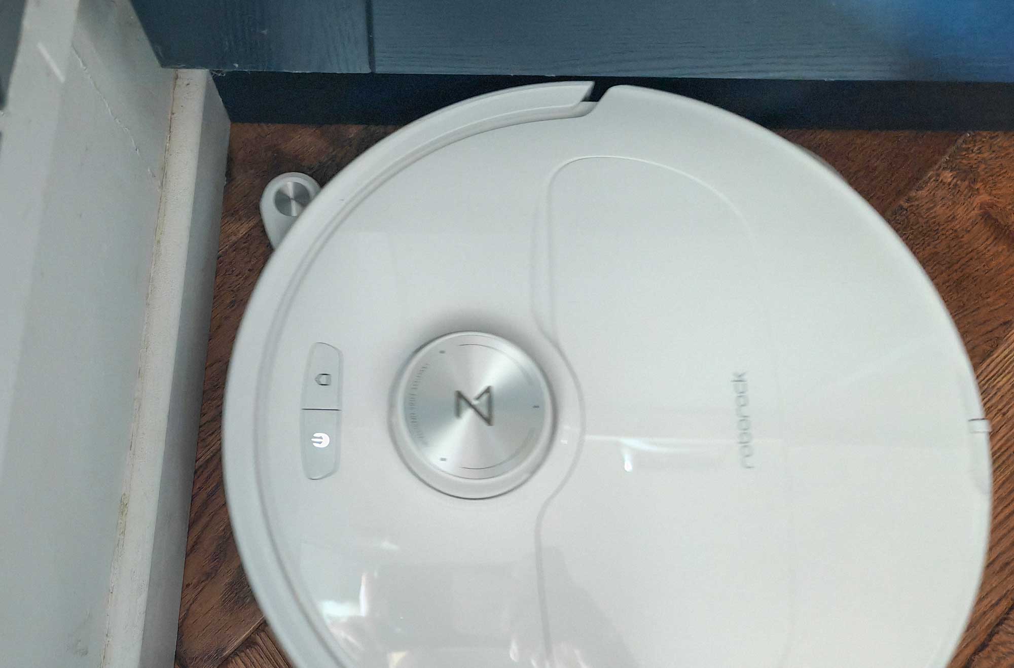 Système Roborock FlexArm pour balayer dans les coins. (c) Labo Maison