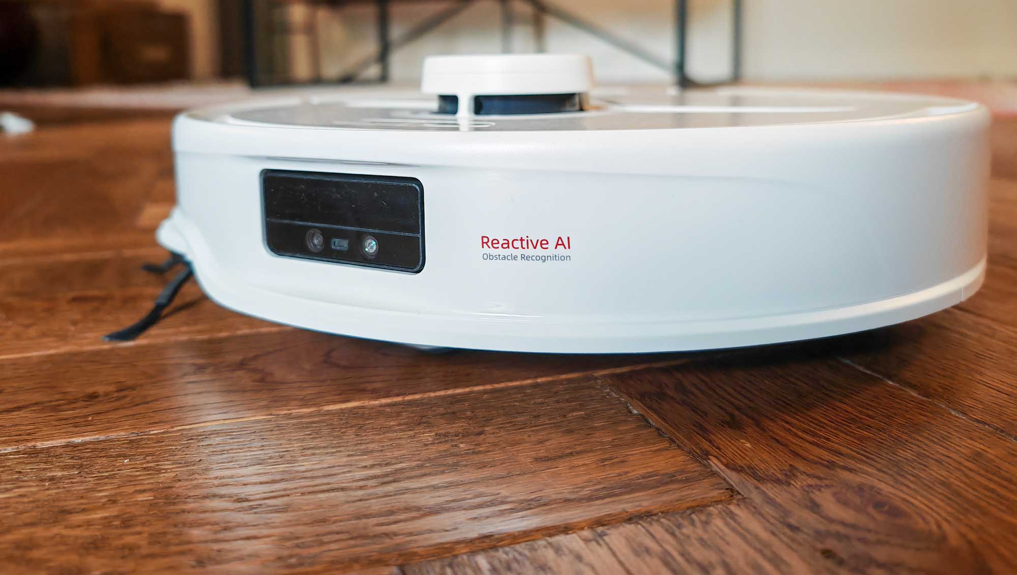 L'aspirateur robot Roborock Qrevo Master embarque un système de navigation basé sur un LiDAR à 360° couplé à une caméra RGB. (c) Labo maison