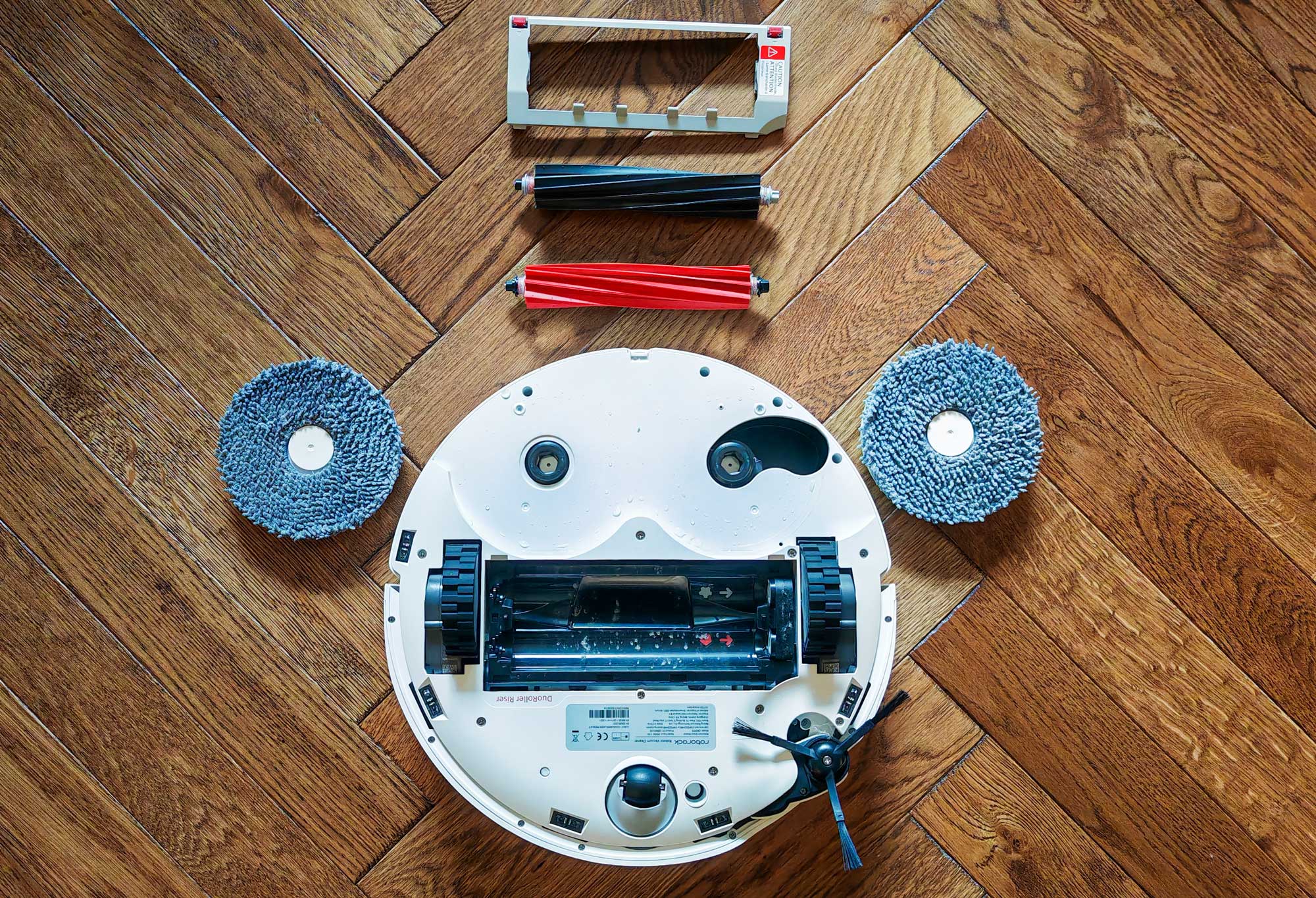 L'aspirateur robot Roborock Qrevo Master est équipé de deux brosses d'aspiration, de deux serpillières et d'une brosse latérale FlexiArm. (c) Labo maison