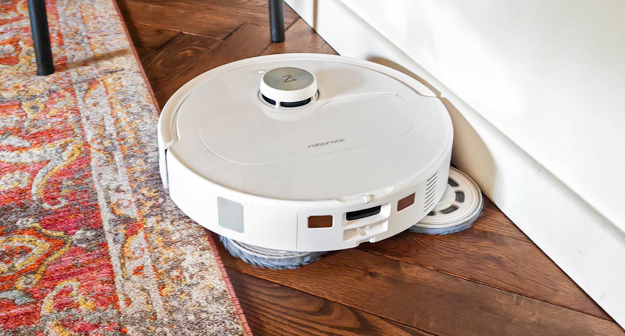 La serpillière peut se déporter pour laver le long des plinthes et des obstacles. (c) Labo Maison