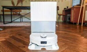 Station multifonction de l'aspirateur robot Roborock Qrevo Master. : aspire le collecteur, lave à l'eau chaude et sèche à l'air chaud les serpillières. (c) Labo Maison