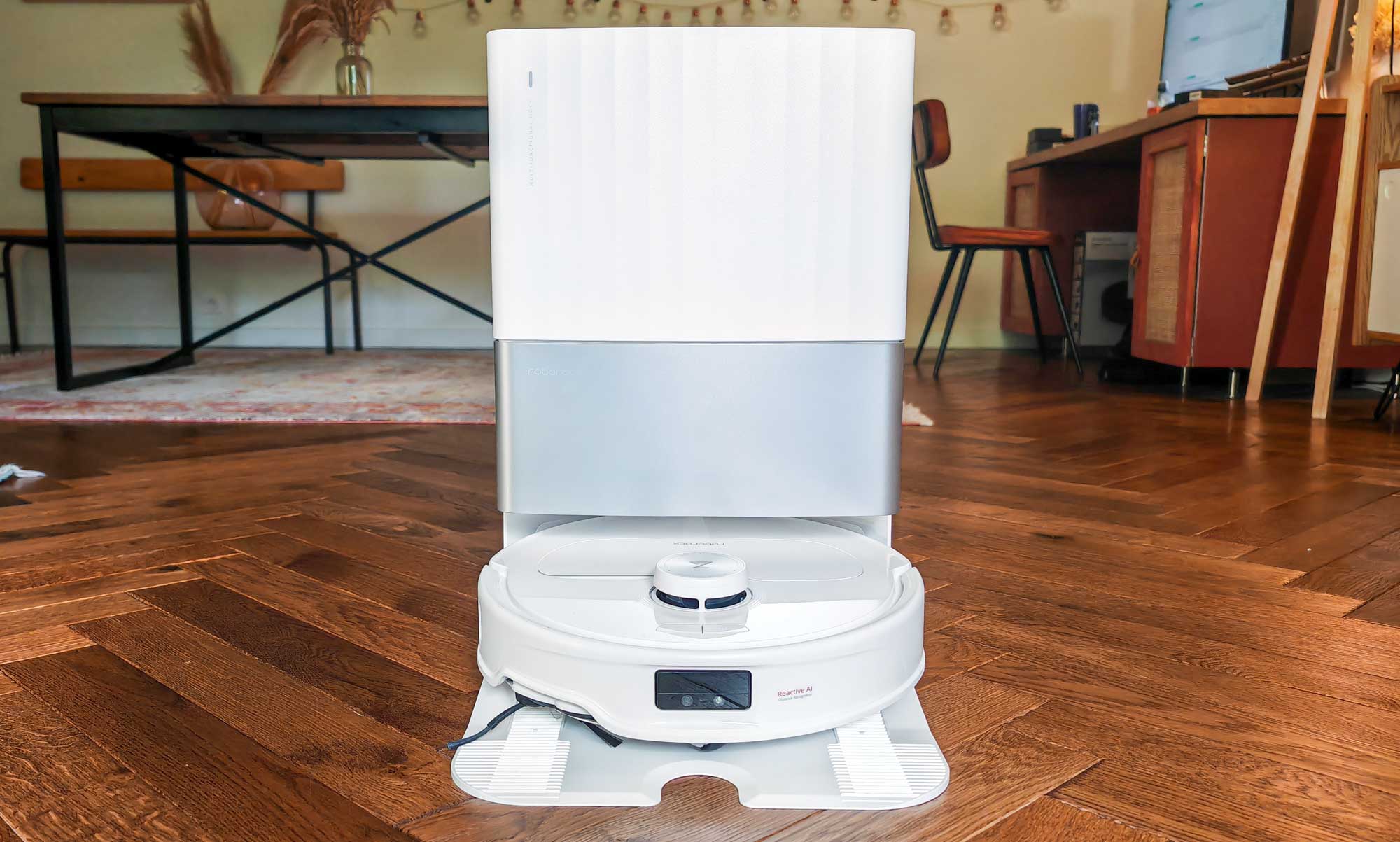 Station multifonction de l'aspirateur robot Roborock Qrevo Master. : aspire le collecteur, lave à l'eau chaude et sèche à l'air chaud les serpillières. (c) Labo Maison