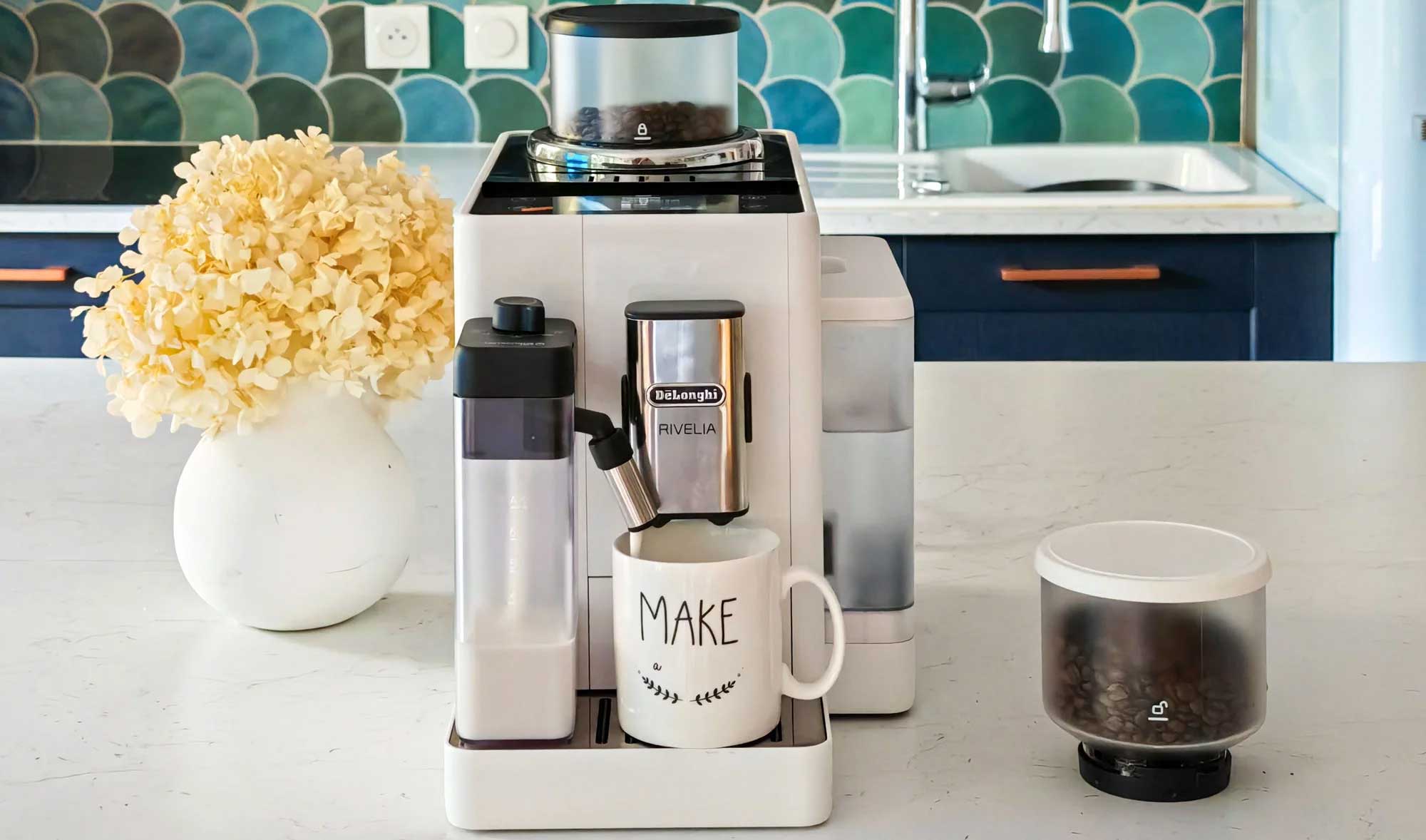 La machine expresso broyeur Delonghi Rivelia Latte à 749 € pour le Black Friday chez Boulanger. (c) Labo Maison