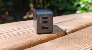 Connectique du Ugreen Nexode 65W : 2 USB-c et 1 USB-A. (c) Labo Maison