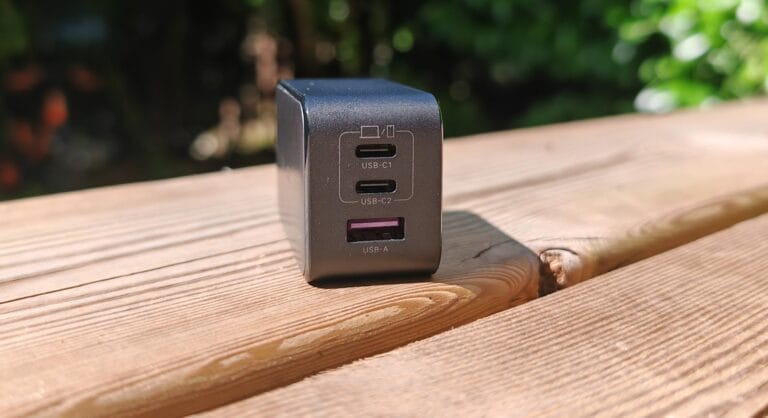 Connectique du Ugreen Nexode 65W : 2 USB-c et 1 USB-A. (c) Labo Maison