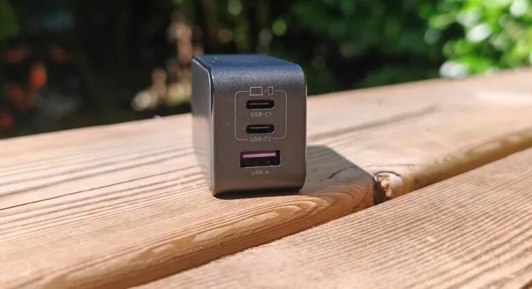 Connectique du Ugreen Nexode 65W : 2 USB-c et 1 USB-A. (c) Labo Maison