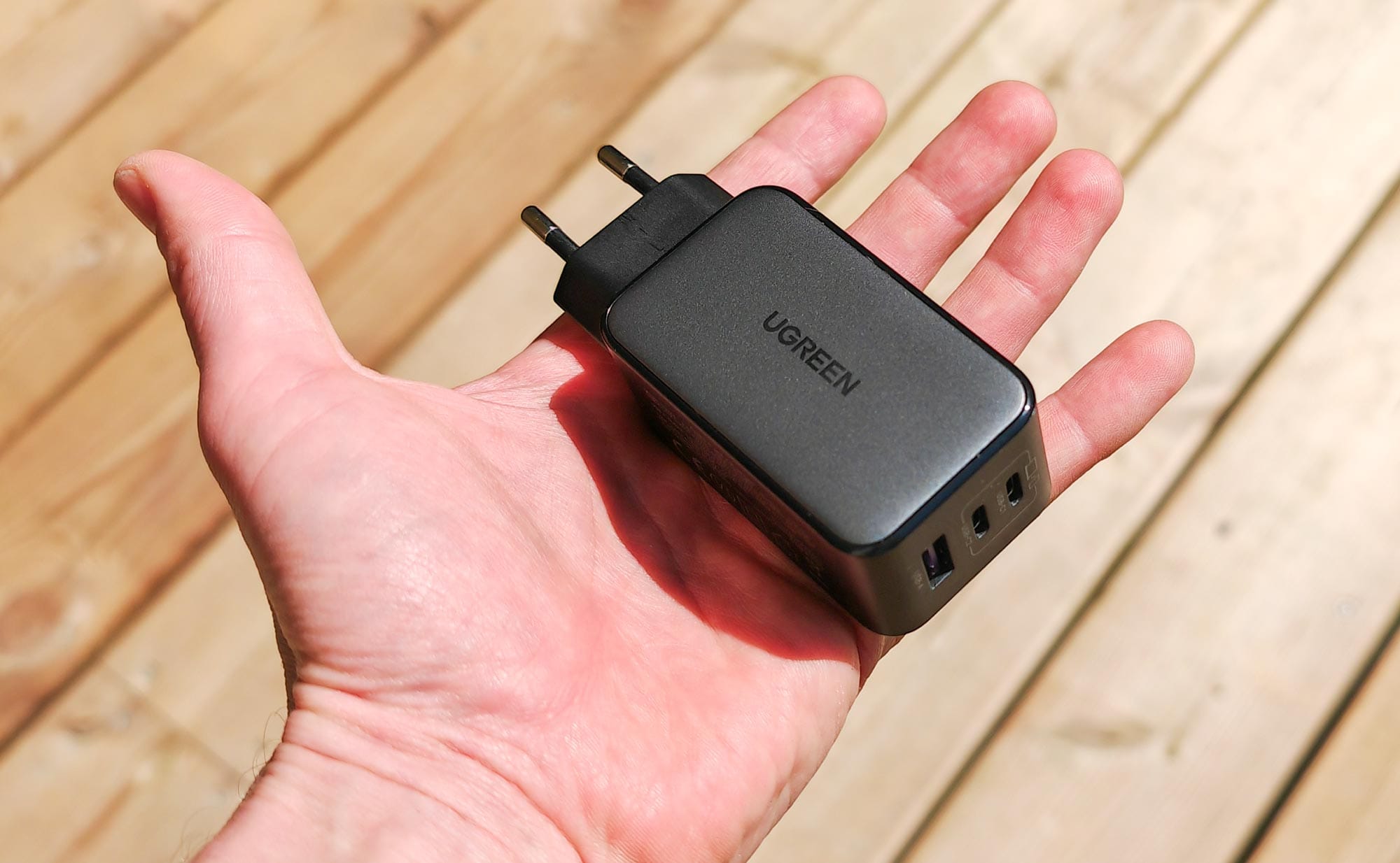 Le chargeur Ugreen Nexode 65W est compact : dimensions de 6,7 cm de longueur, 4,1 cm de largeur et 2,9 cm de hauteur. Le poids de ce chargeur est de 131,4 grammes. (c) Labo Maison