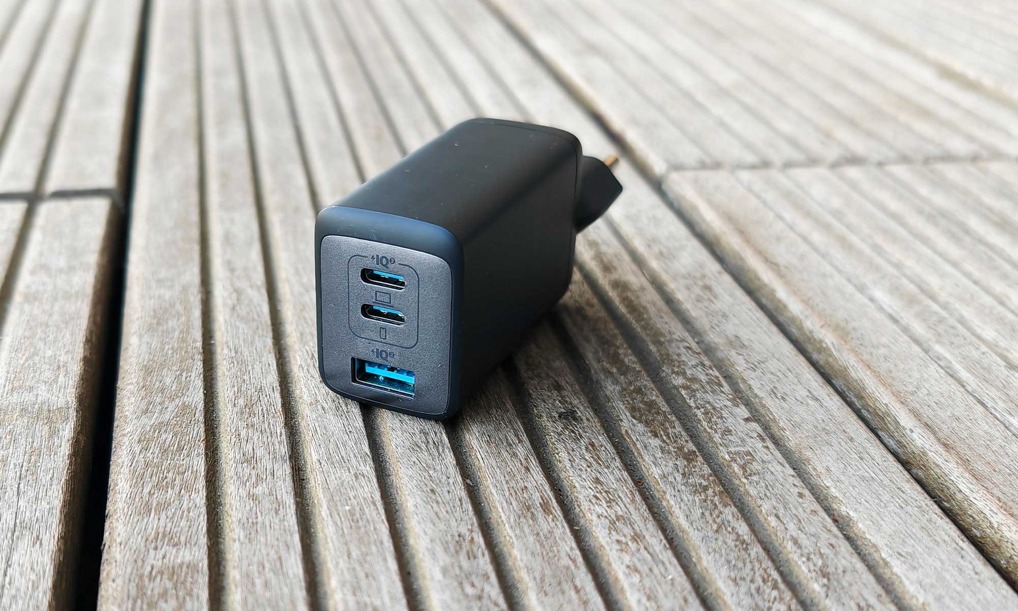 L’Anker 735 Nano II 65W délivre 65W sur un USB-C seul, 45W + 20W sur deux USB-C, et 40W + 12W + 12W si les trois ports sont utilisés. (c) Labo Maison