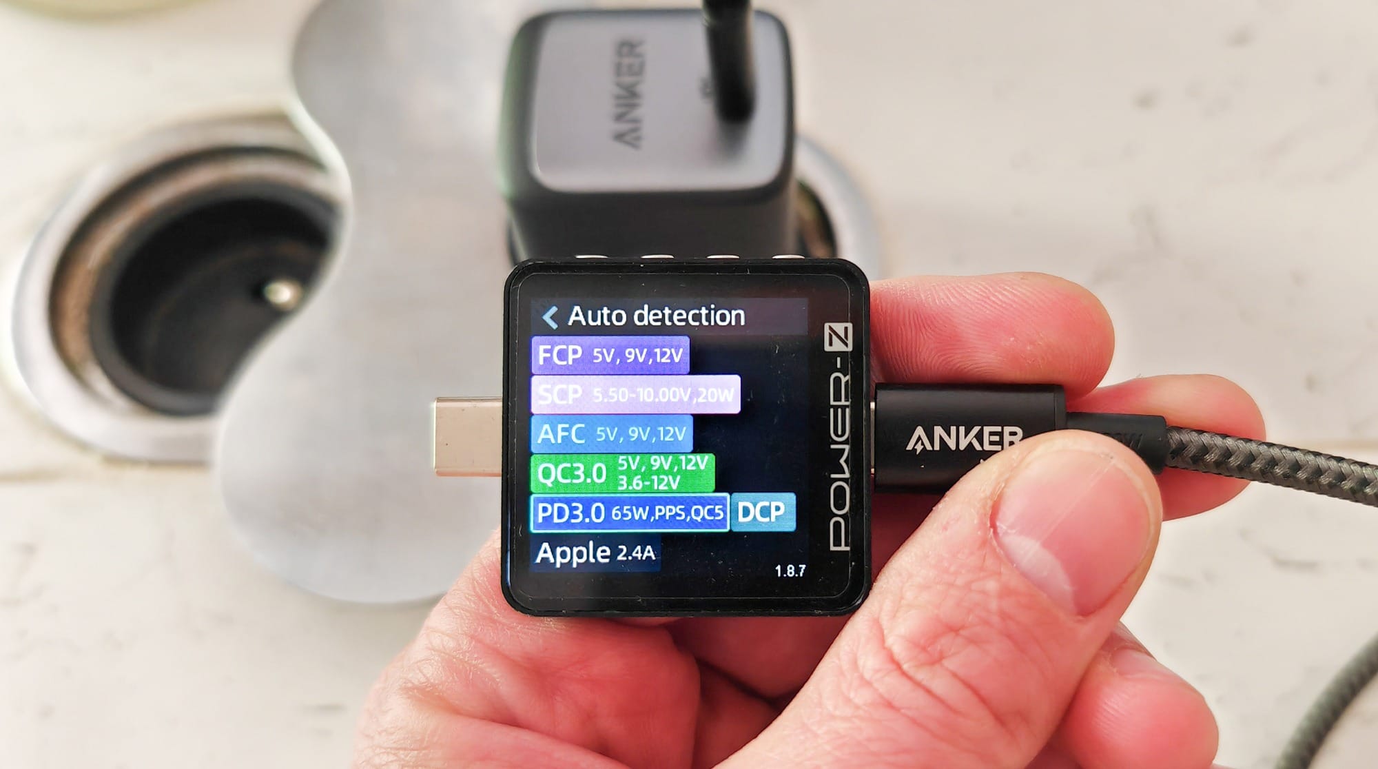 Le chargeur Anker Nano II Chargeur USB-C 65 W est compatible avec la charge rapide de Samsung, Apple, Power Delivery 3.0 (65 W max.) et Quick Charge 3.0 (12V max.). (c) Labo Maison