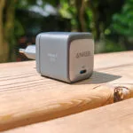 Test du chargeur Anker Nano II Chargeur USB-C 65 W dispose d'une puissance de charge de 65 W et d’un port USB-C. (c) Labo Maison