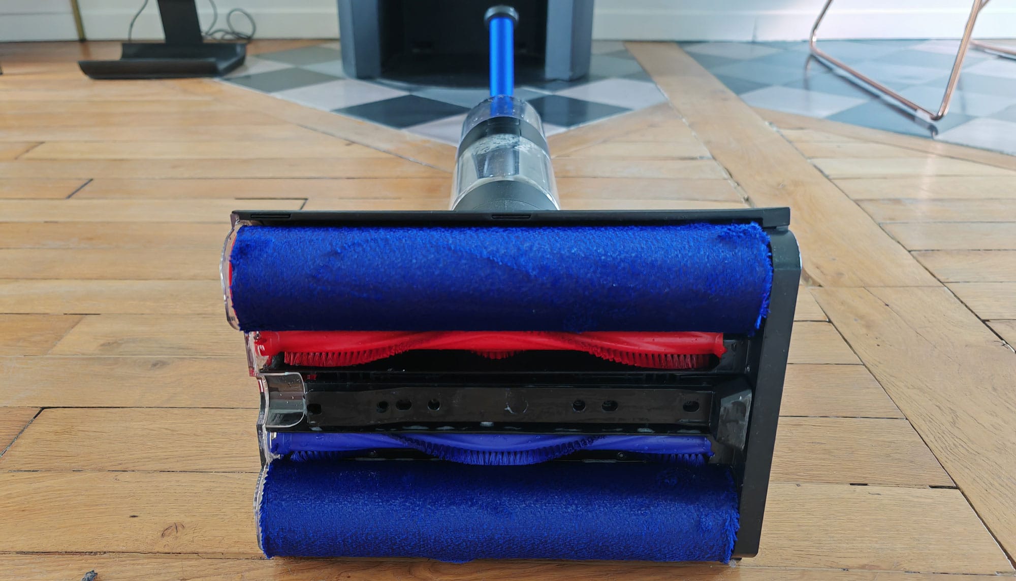 La tête du Dyson WashG1 est équipés de quatres rouleaux : deux en microfibre et deux dotés de poils de nylon. (c) Labo Maison