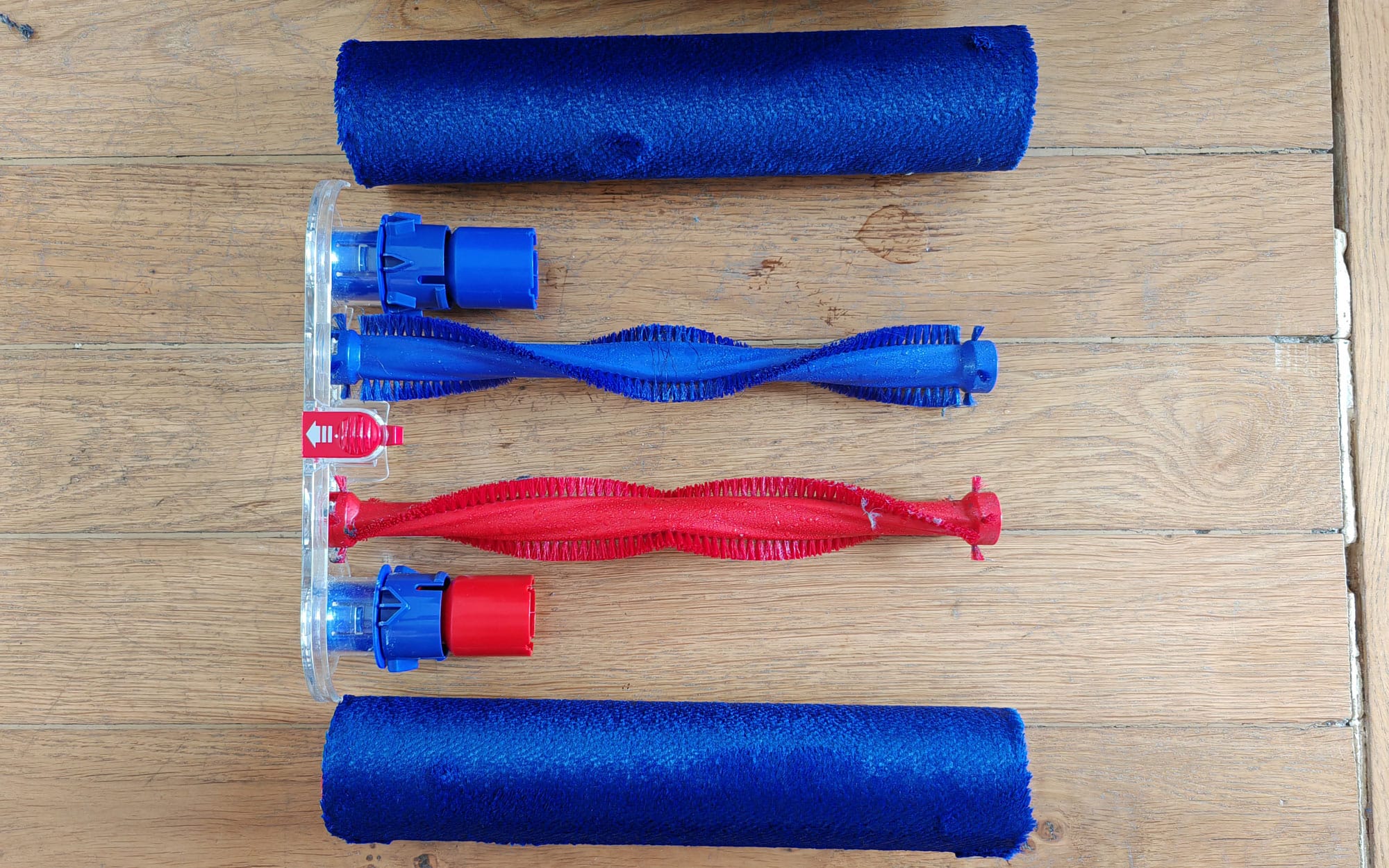 Entretien des brosses simple : nettoyer de temps en temps les rouleaux en microfibre et enlever les cheveux enroulés autour des rouleaux équipés de poils en nylon. (c) Labo Maison