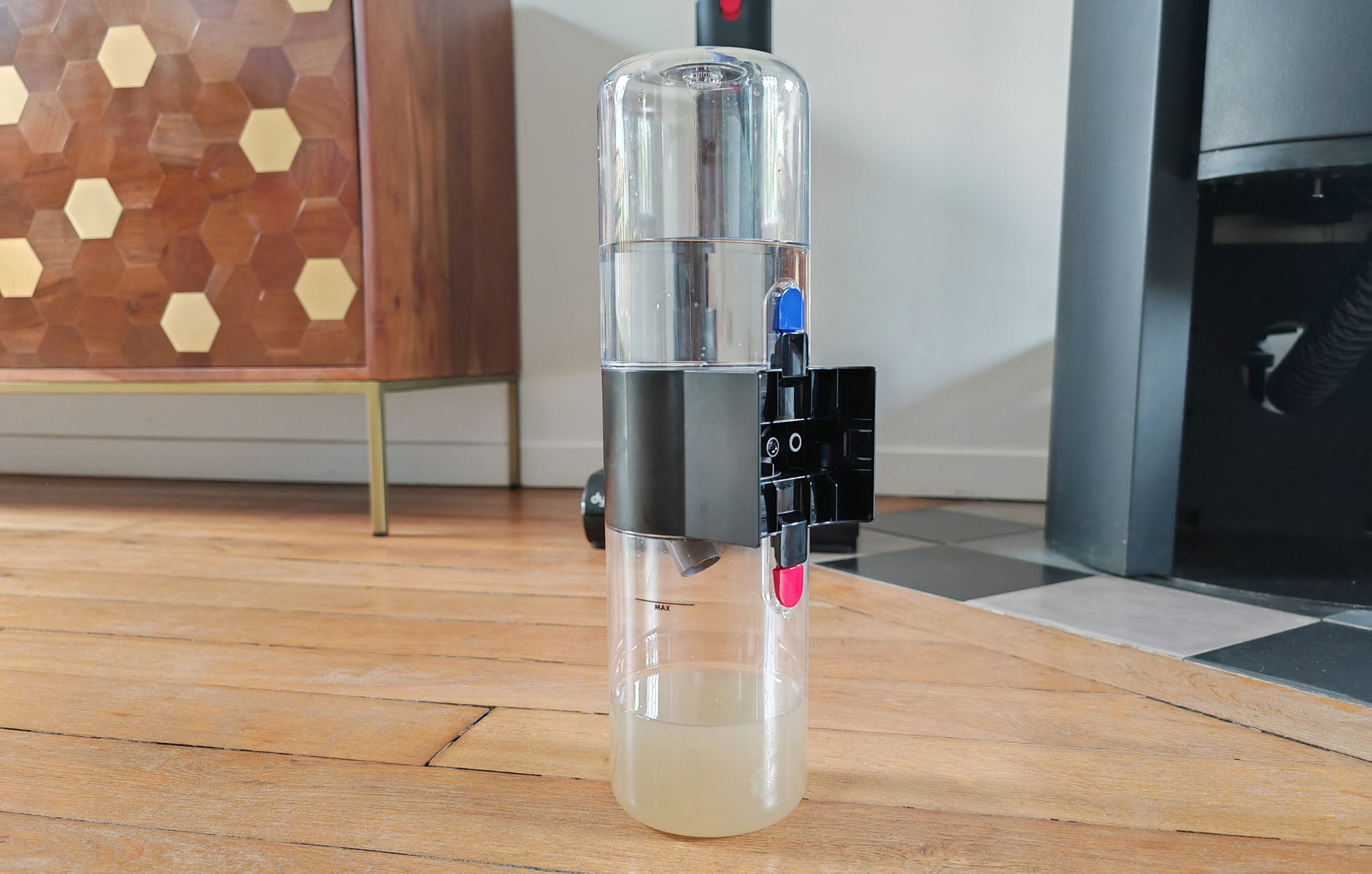 Réservoir d'eau du nettoeyru de sols Dyson WashG1 : eau propre au dessus et eau sale en dessou. (c) Labo Maison