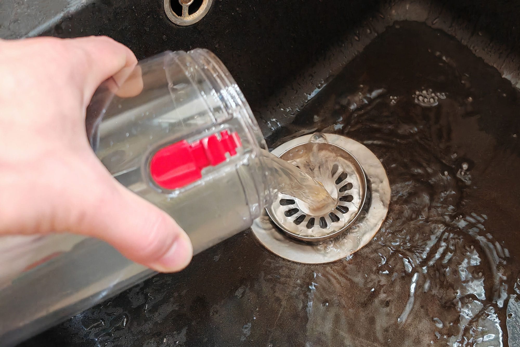 La vidange du réservoir d'eau sale est très pratique. Aucun déchet solide n'est remonté dans le réservoir. (c) Labo Maison