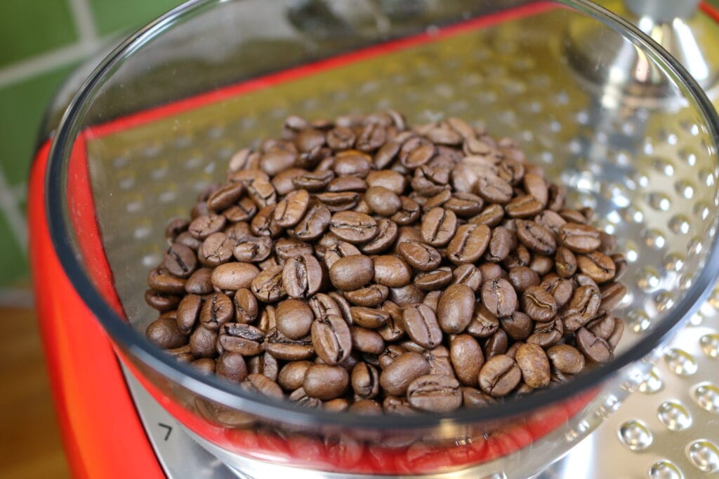 Dess grainss de café dans le réservoir d'une machine à café (c) Labo Maison