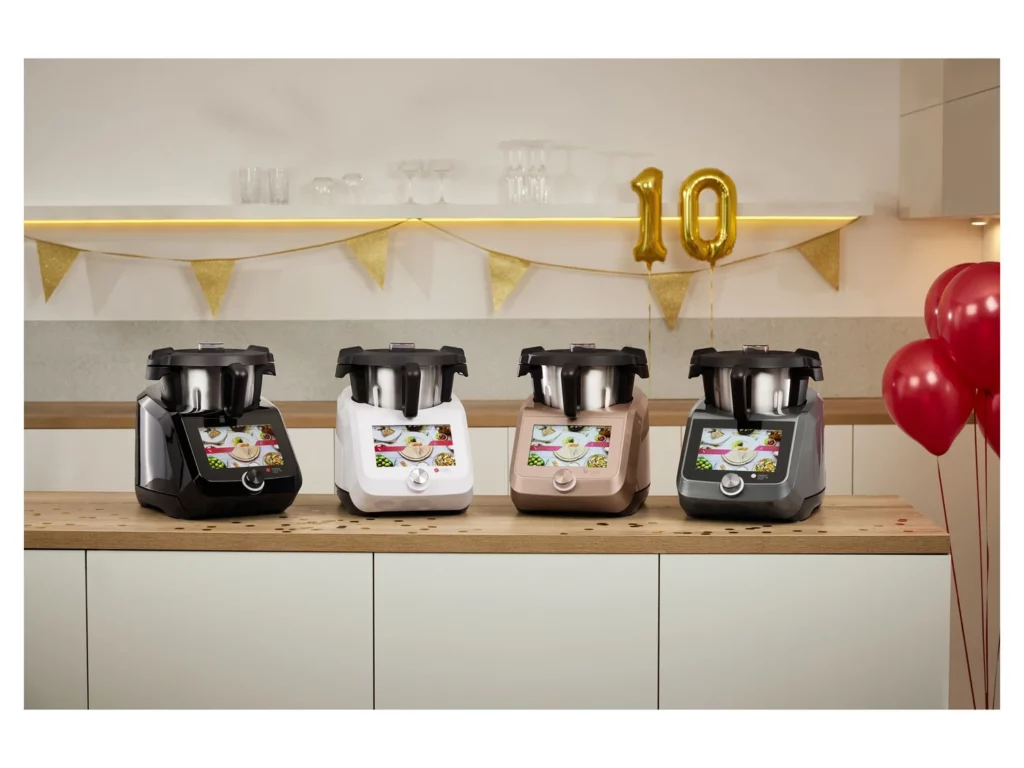 La famille des robots cuiseurs Monsieur Cuisine Smart avec les 4 coloris : noir, blanc, champagne, titanium