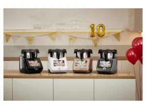 La famille des robots cuiseurs Monsieur Cuisine Smart avec les 4 coloris : noir, blanc, champagne, titanium