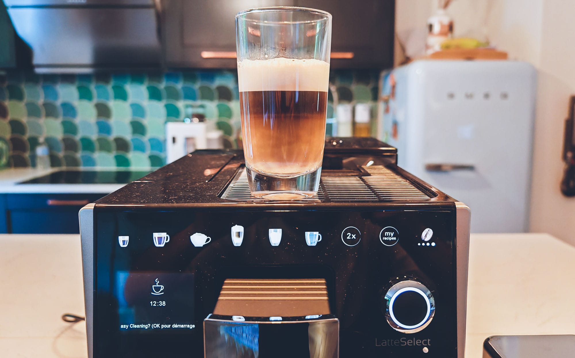 Test du latte macchiato : le lait manque un peu de densité. La couche du bas est donc trop colorée. (c) Labo Maison