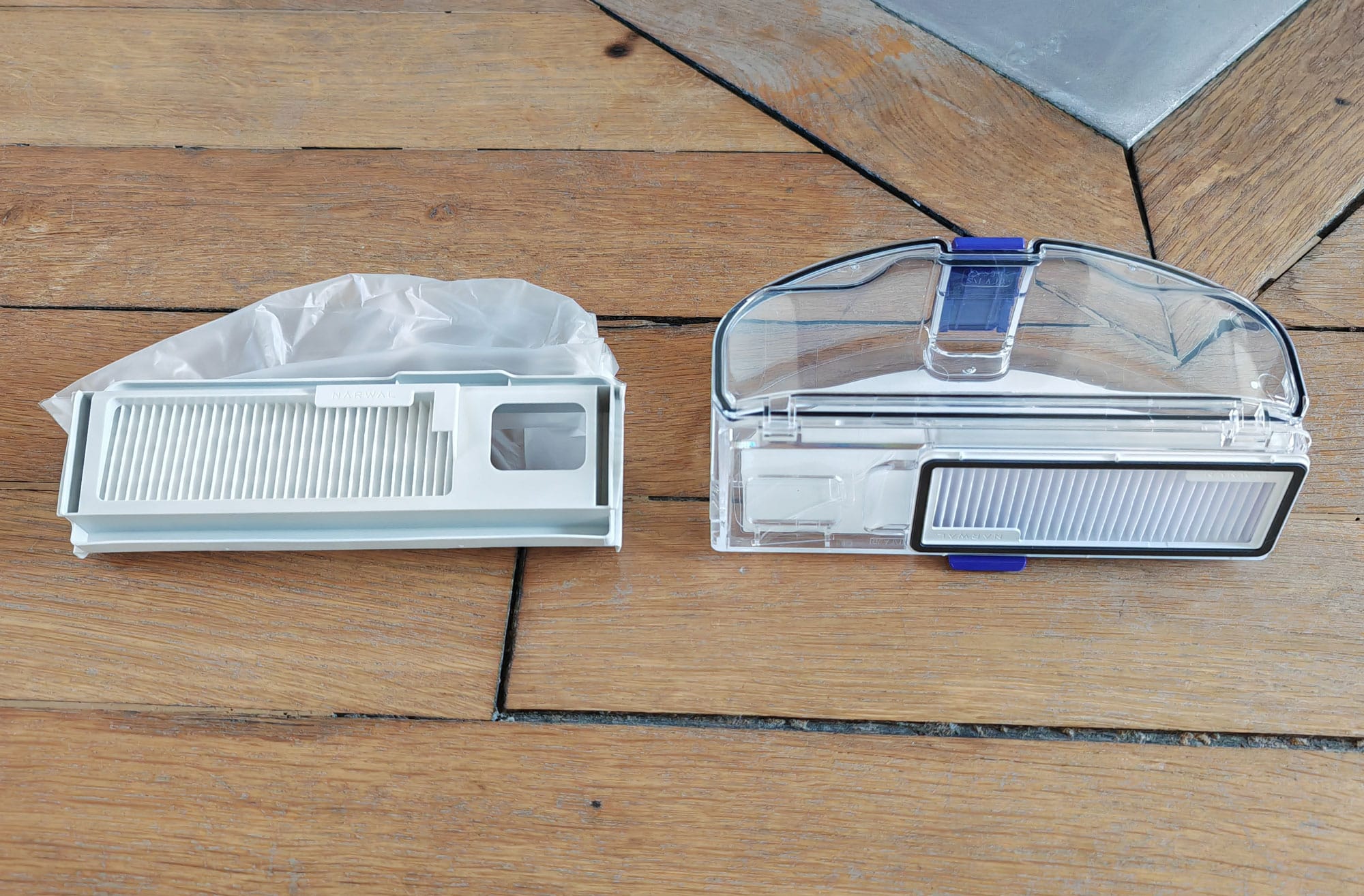 Collecteurs du robot aspirateurs : 3 collecteurs jetables sont proposés en plus du modèle standard en plastique dur. (c) Labo Maison