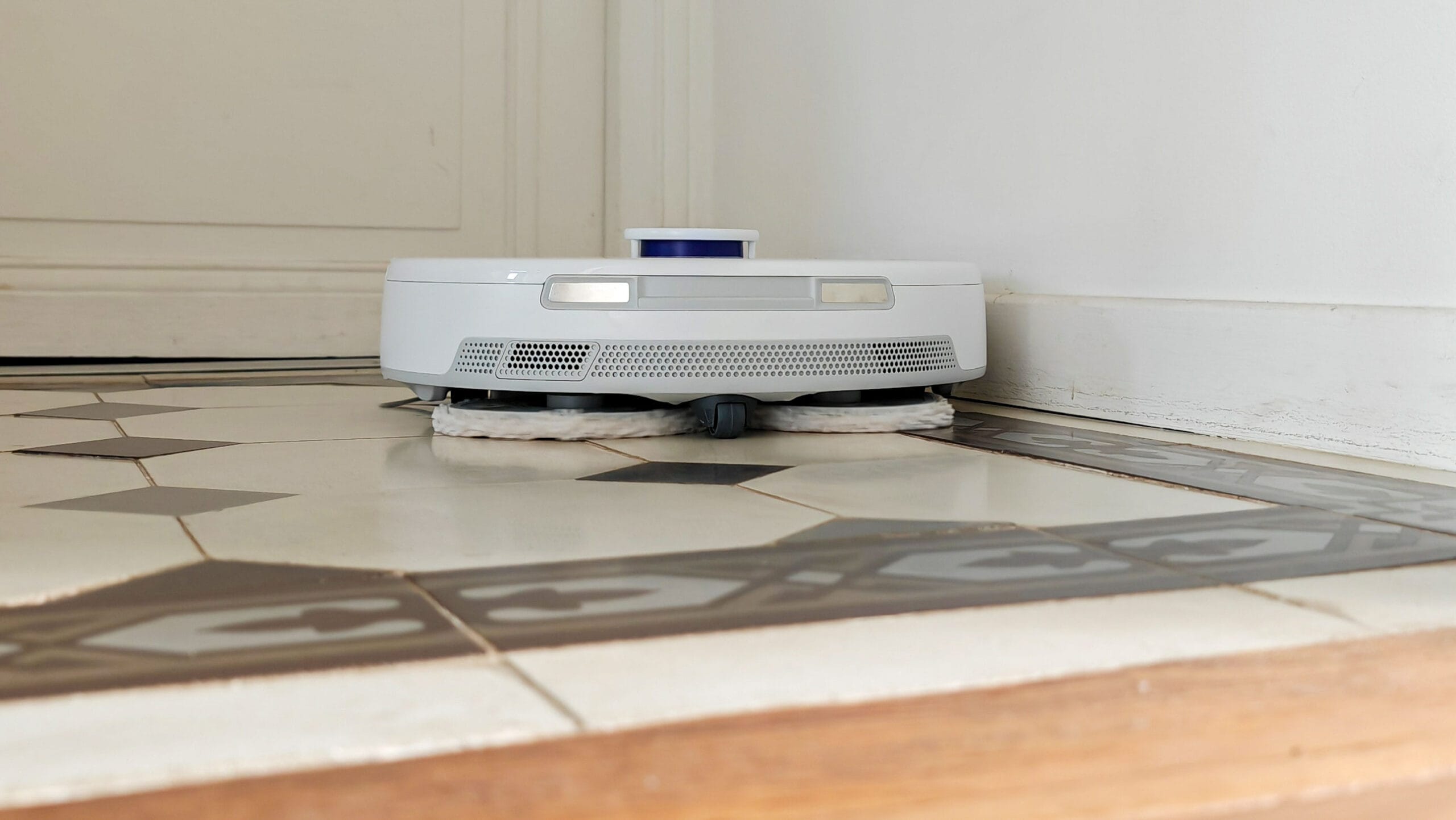 Le Narwal Freo X Ultra est équipé d'un système de lavage des sols performant, mais il peut nettoyer seulement jusqu'à 12 m² en une seule fois. Ensuite, le robot retourne à sa station pour nettoyer ses patins et recharger son réservoir d'eau. (c) Labo Maison