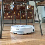 Le robot aspirateur Narwal Freo X Ultra a du mal à détecter les obstacles fins. Il se cogne régulièrement dans les pieds de chaises. (c) Labo Maison